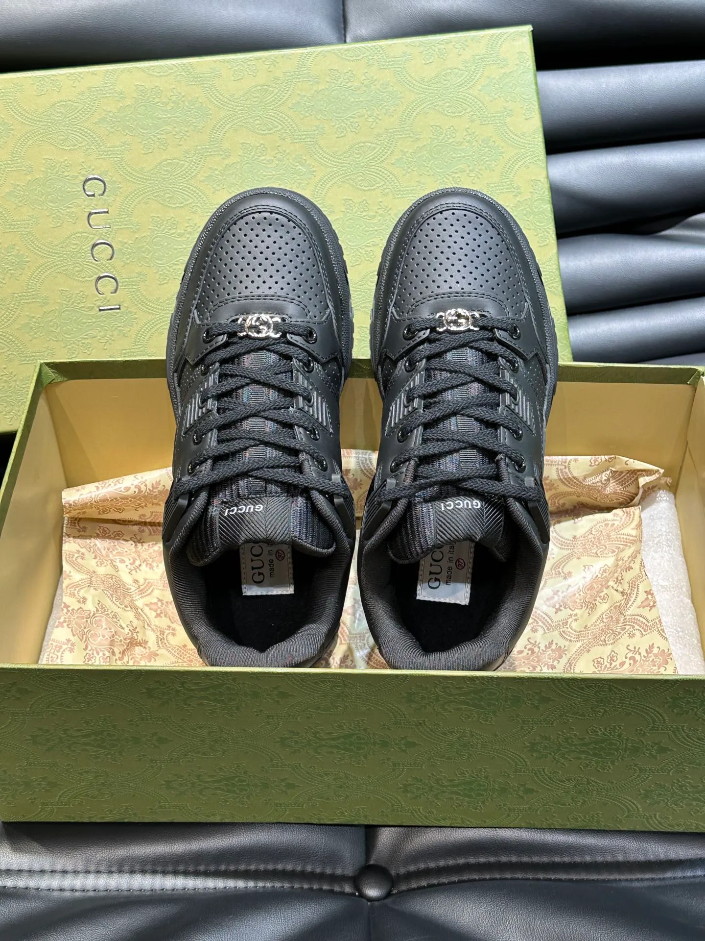 Men's shoes 💰p540 "GUCC*" New couple 👫 distressed effect sneakers, this low-top sneaker adopts a basketball-style silhouette design, cleverly integrated with hollow panels and distressed effects, showing its unique ingenuity. The ingenuity incorporates brand logo details such as interlocking Double G styling accessories and Gucci lettering, a low-key tribute to the brand's design heritage. A rubber non-slip outsole, inlays and embossed sole give the entire design a contemporary feel. Size: Female 35-39, Male 38-44